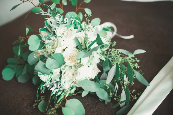 Wspaniały luksusowy bukiet ślubny z różnych kwiatów — Zdjęcie stockowe