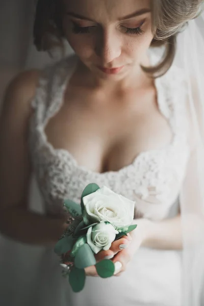 Splendida sposa in accappatoio in posa e preparazione per la cerimonia di nozze faccia in una stanza — Foto Stock