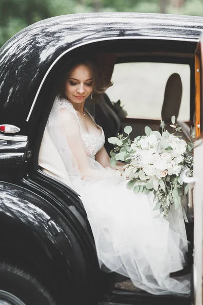 Just married couple in the luxury retro car on their wedding day — Stock Photo, Image