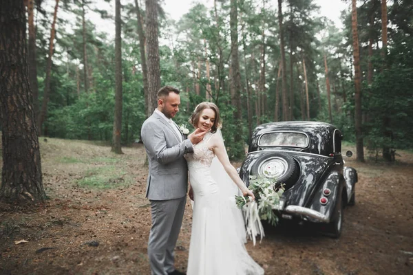 Casal jovem romântico feliz caucasiano comemorando seu casamento. Ao ar livre — Fotografia de Stock