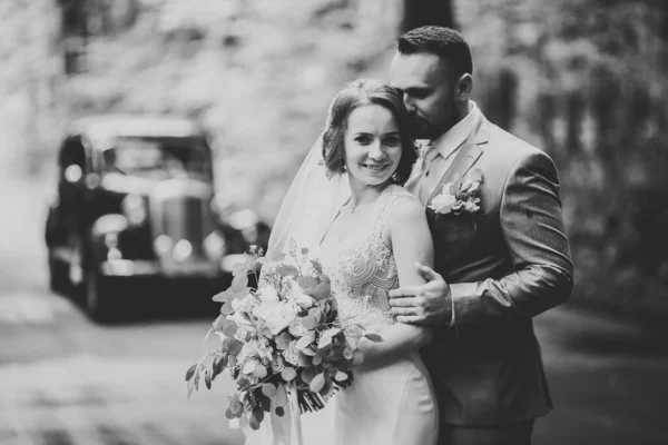 Casal jovem romântico feliz caucasiano comemorando seu casamento. Ao ar livre — Fotografia de Stock