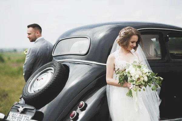 Kaukasisch glückliches, romantisches junges Paar, das seine Hochzeit feiert. Draußen — Stockfoto