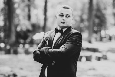 Arka planda izole edilmiş bir şekilde gülümseyen genç adamın portresi.