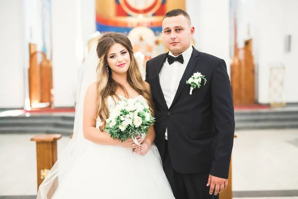 Красивая невеста выходит замуж в церкви — стоковое фото