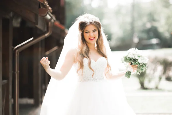 Indah pengantin berpose dalam gaun pengantin di luar ruangan — Stok Foto