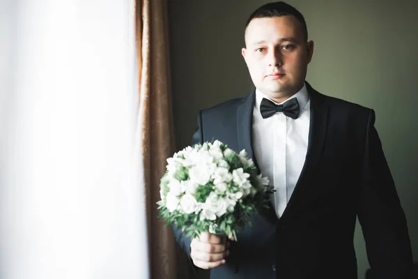 Hermoso hombre, novio posando y preparándose para la boda —  Fotos de Stock