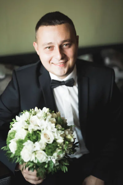Hermoso hombre, novio posando y preparándose para la boda —  Fotos de Stock