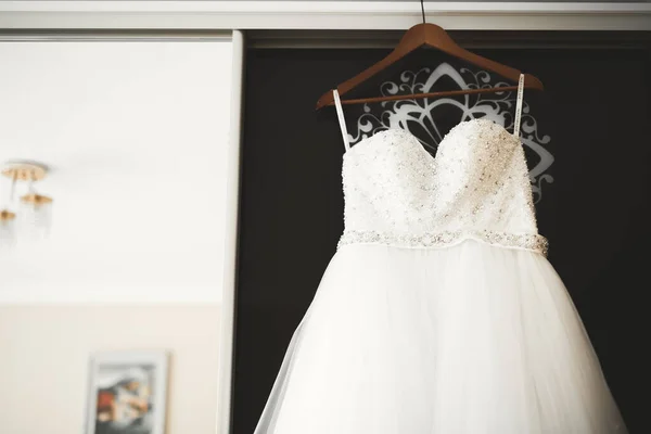 The perfect wedding dress in the room of the bride — Stock Photo, Image