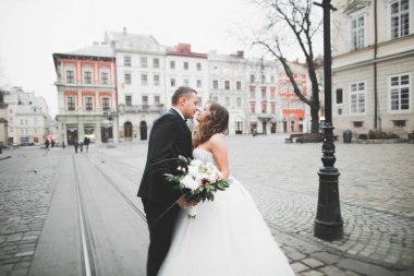 Lüks evli çift, gelin ve damat eski şehirde poz veriyor.