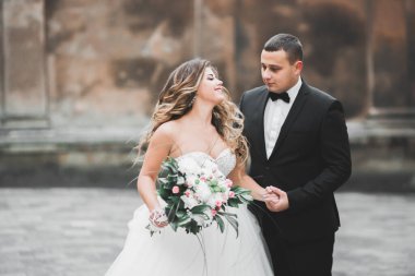 Lüks evli çift, gelin ve damat eski şehirde poz veriyor.