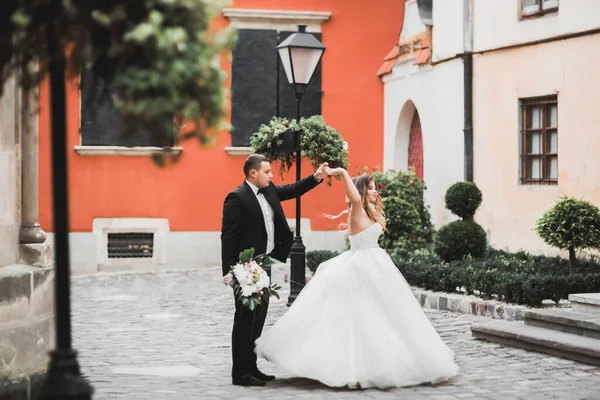 Lyxigt gift par, brud och brudgum poserar i gamla stan — Stockfoto