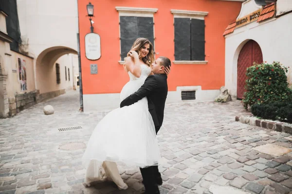 Casamento de luxo casal, noiva e noivo posando na cidade velha — Fotografia de Stock