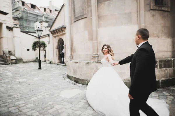 Casamento de luxo casal, noiva e noivo posando na cidade velha — Fotografia de Stock