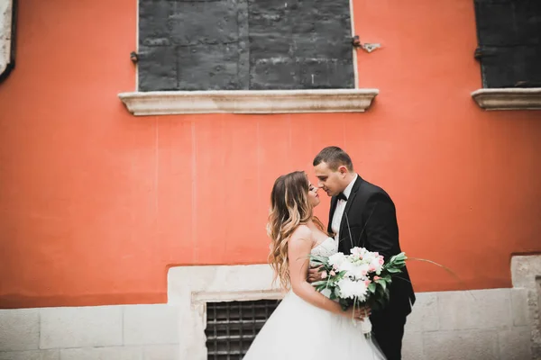 Lyxigt gift par, brud och brudgum poserar i gamla stan — Stockfoto