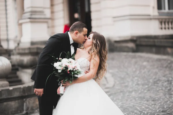 Luxe getrouwd echtpaar, bruid en bruidegom poseren in de oude stad — Stockfoto
