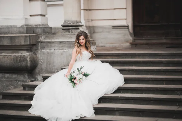 Schöne Modebraut im Brautkleid posiert — Stockfoto