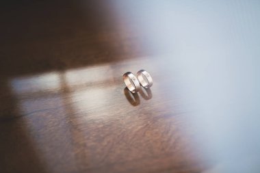 İki altın alyans izole edilmiş arka plan