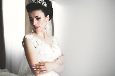 Zarif beyaz elbiseler içinde güzel bir gelin