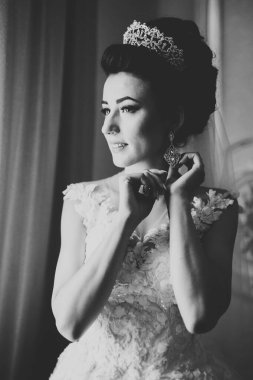 Tüylü, lüks makyaj, saç stili, stüdyo içi fotoğraf çekimi olan güzel bir gelin.