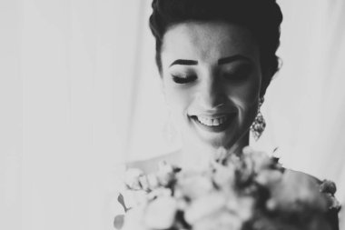 Beyaz elbiseli lüks gelin düğün törenine hazırlanırken poz veriyor.