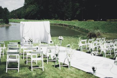 Düğün töreni için süslemeler. Güzel çiçekler.