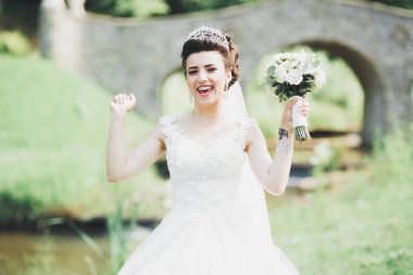 Güzel bir moda gelininin portresi, tatlı ve şehvetli. Düğün makyajı ve saç.