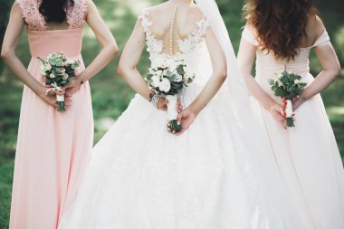 Zarif beyaz elbiseler içinde güzel bir gelin