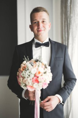 Genç ve yakışıklı bir adam iş toplantısından sonra bir otelde dinleniyor.