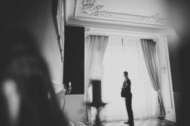 Genç ve yakışıklı bir adam iş toplantısından sonra bir otelde dinleniyor.