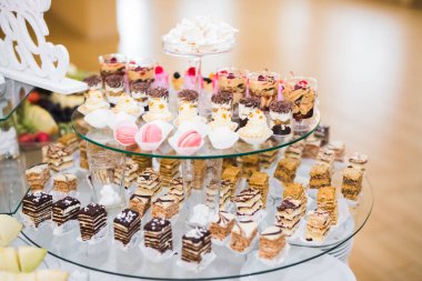 Çeşitli lezzetli tatlılar, yemek fikirleri ve kutlamalarla dolu bir büfe.