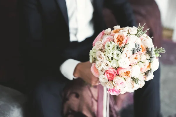 Belo buquê de casamento com flores diferentes, rosas — Fotografia de Stock