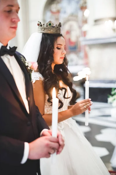 Hochzeitspaar und Bräutigam heiraten in Kirche — Stockfoto