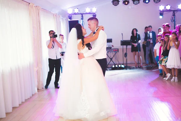 Primeira dança de casamento de casal recém-casado em restaurante — Fotografia de Stock