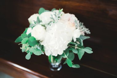 Farklı çiçeklerden oluşan lüks bir düğün buketi.