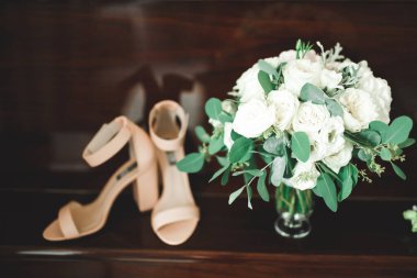 Gelin için beyaz şık düğün ayakkabıları. Yakın plan.