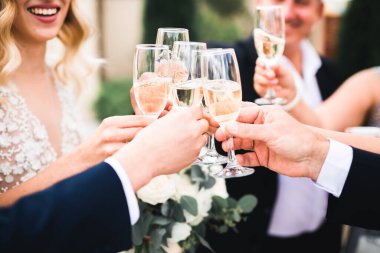 Arkadaşlarla parti. Maytap ve şampanya bardakları taşıyan bir grup neşeli genç.