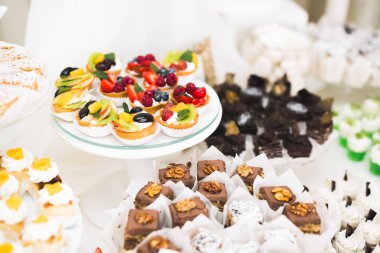 Düğün şekeri büfesinde lezzetli tatlılar, tatlılar, kekler.