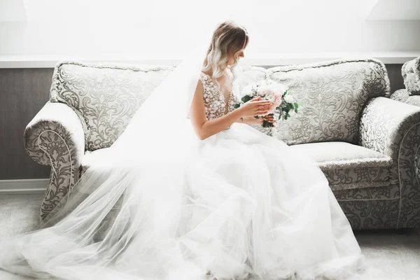 Hermosa novia de lujo en vestido blanco elegante — Foto de Stock