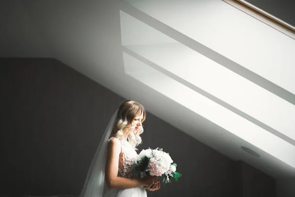 Portret van een prachtige bruid met lang haar poseren met grote boeket — Stockfoto