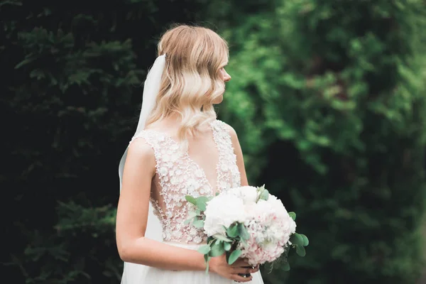 Noiva segurando grande e bonito buquê de casamento com flores — Fotografia de Stock