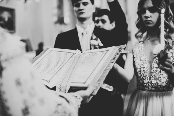 Getrouwd koppel poseren in een kerk na ceremonie — Stockfoto