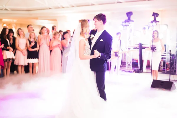 Primer baile de boda de pareja recién casada en restaurante — Foto de Stock