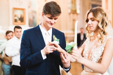 Düğün çifti kilisede evleniyor.