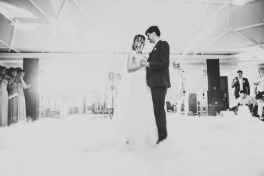 Güzel bir düğün çifti yeni evlendi ve ilk danslarını ediyorlar.