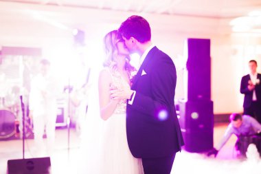 Yeni evli çiftin ilk düğün dansı.