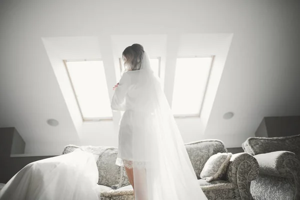 Schöne Luxusbraut im eleganten weißen Kleid — Stockfoto