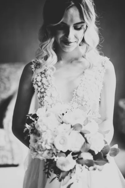 Beautiful luxury bride in elegant white dress — Stock Photo, Image