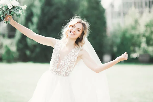 Bela noiva de luxo em vestido branco elegante — Fotografia de Stock