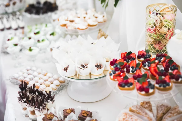 Deliciosa mesa de postre de barra de caramelo de recepción de boda — Foto de Stock