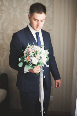 Genç ve yakışıklı bir adam iş toplantısından sonra bir otelde dinleniyor.